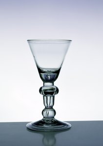 Pohár na stopce sloupku, cca 1700-20 (olovnaté sklo) od English School